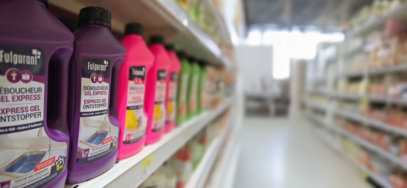 Produits d'entretien de la marque Fulgurant alignés sur un rayon de supermarché.