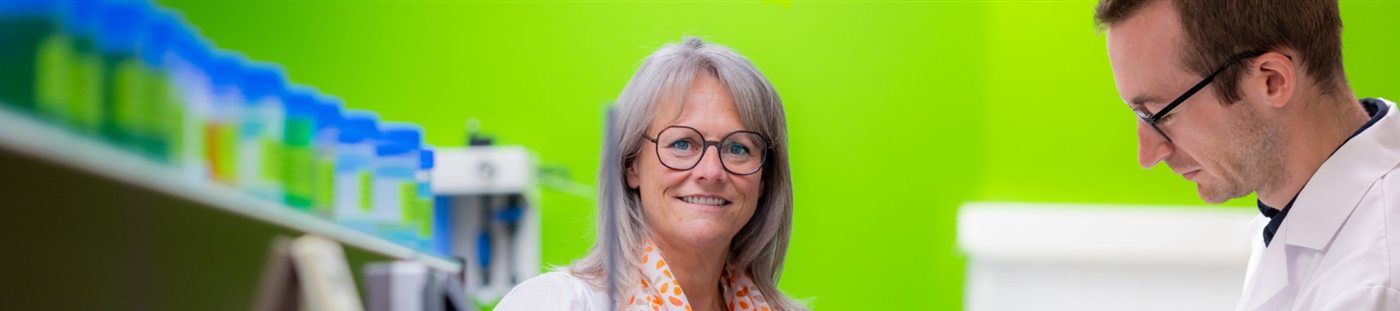 Coralie Boulez et un technicien lors d'un contrôle en laboratoire