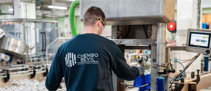 Opérateur Chembo Bevil sur la ligne de conditionnement